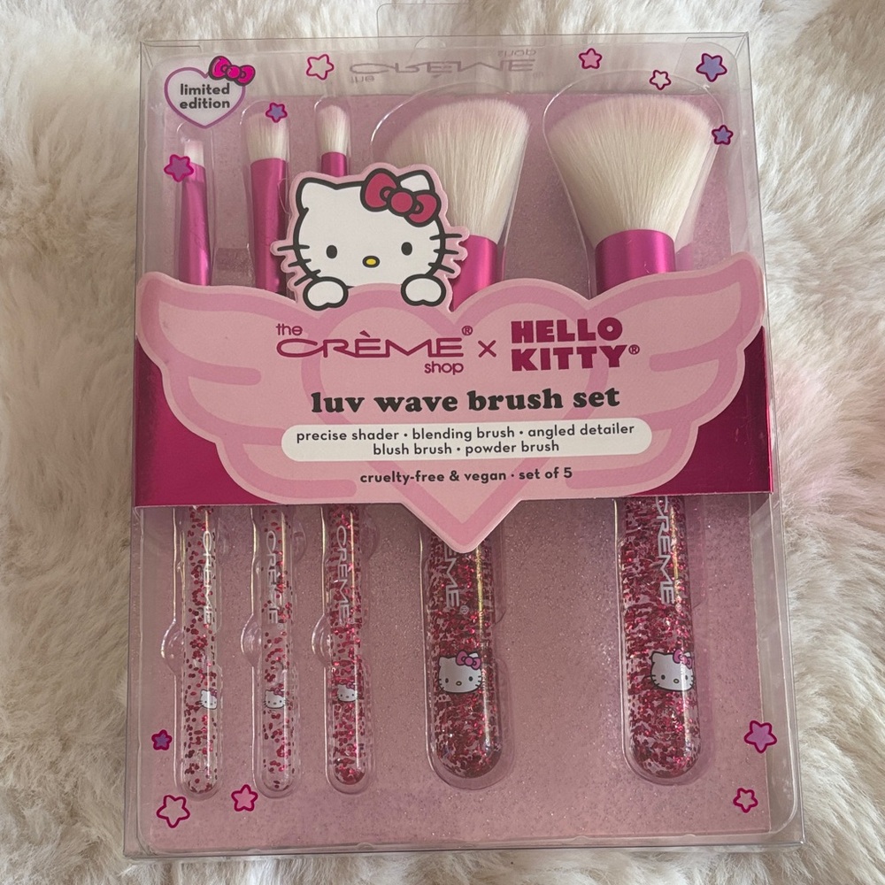 Hello Kitty x The Crème Shop luv wave brush set